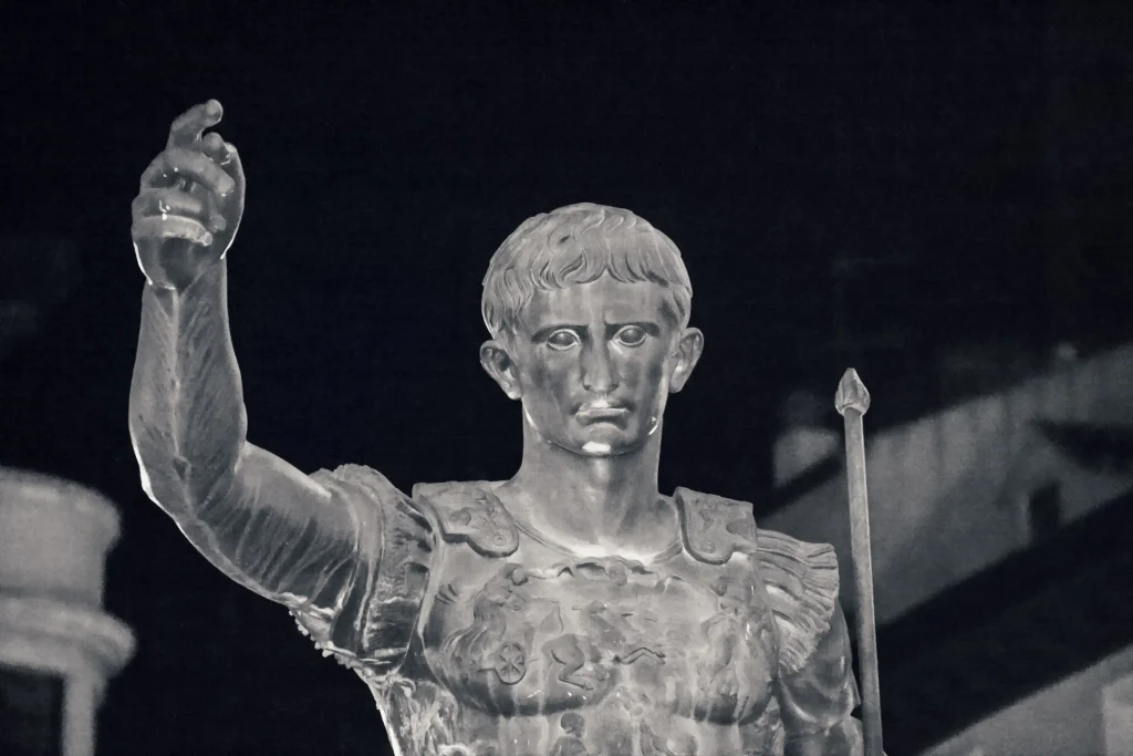 Estatua de César Augusto, emperador romano, utilizada para ilustrar los orígenes históricos del coleccionismo de monedas y la numismática.