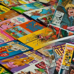 Portadas de cómics vintage y modernos dispuestas en una mesa, con ilustraciones coloridas y estilo clásico de historieta.