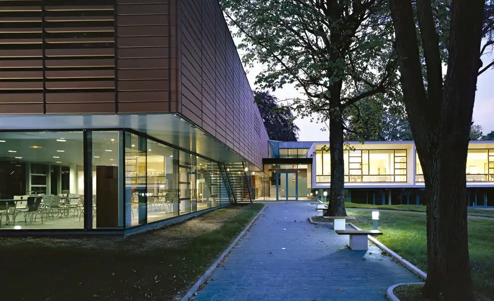 Exterior moderno de la Osmothèque en Francia, el archivo mundial dedicado a preservar perfumes históricos.