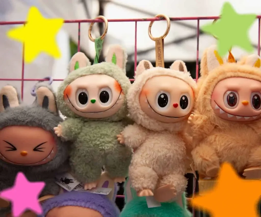 Llaveros del personaje Labubu en diferentes colores, juguetes coleccionables virales exhibidos juntos