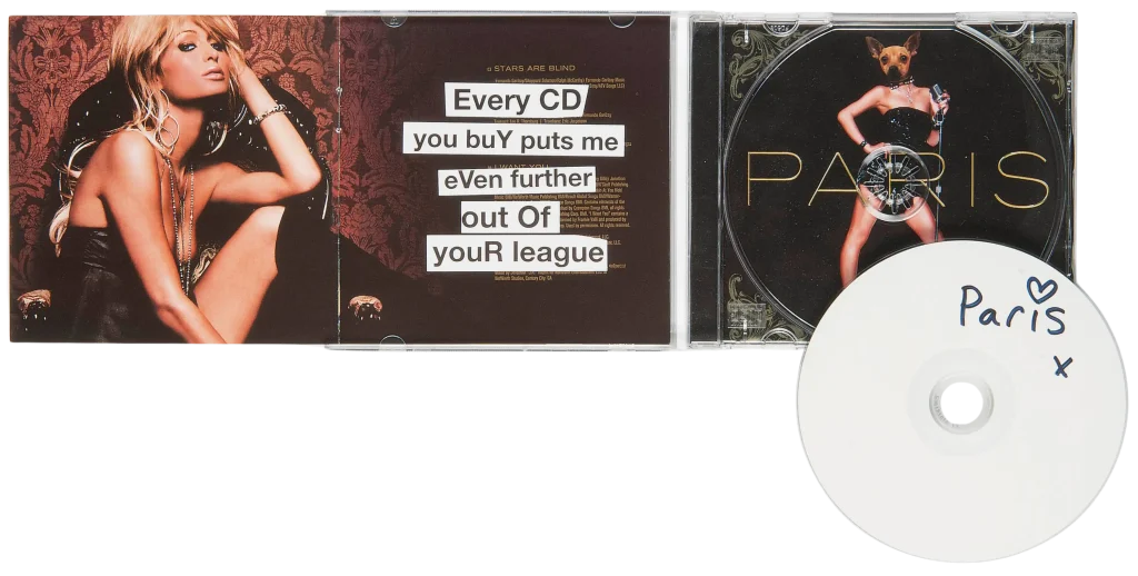 CD del álbum Paris de Paris Hilton rediseñado por Banksy, mostrado durante una subasta de Christie’s.