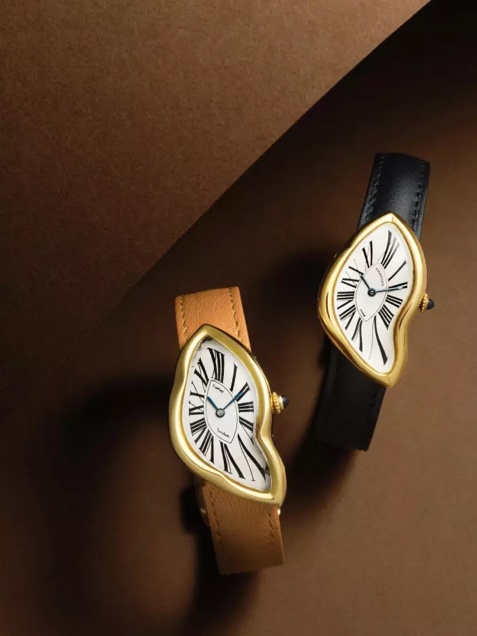 Dos relojes Cartier Crash con caja asimétrica y correa de cuero sobre fondo elegante