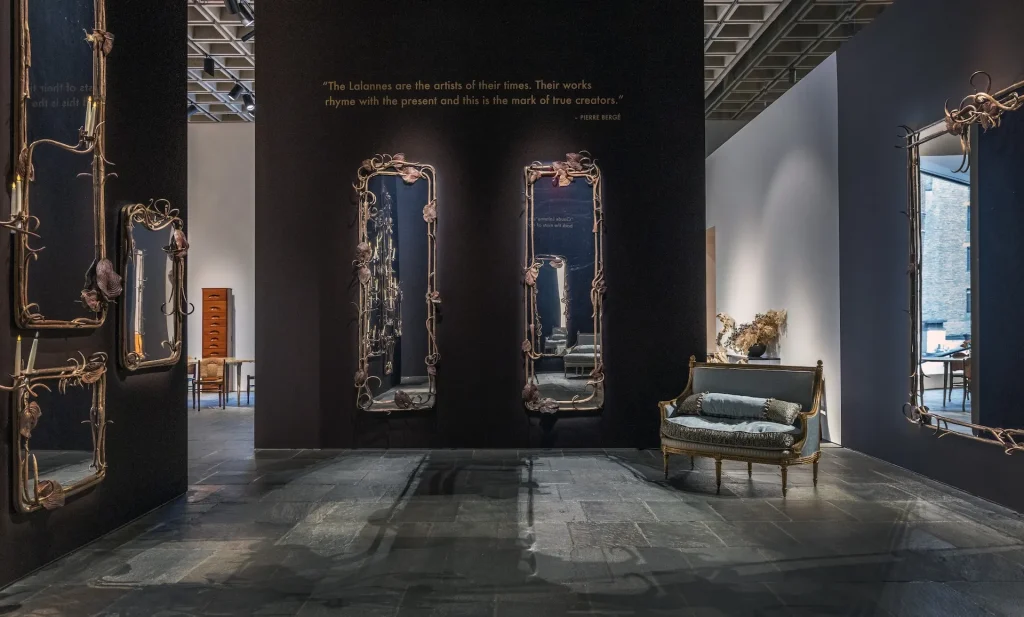 Sala de subasta con los espejos de Claude Lalanne exhibidos en Sotheby’s durante la histórica venta récord de diseño en Nueva York.