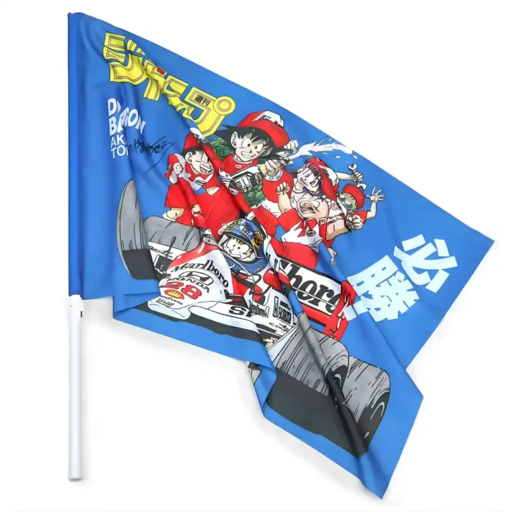 Bandera ilustrada estilo anime inspirada en Dragon Ball junto a un monoplaza de Fórmula 1 vintage de 1990 en escena cinematográfica