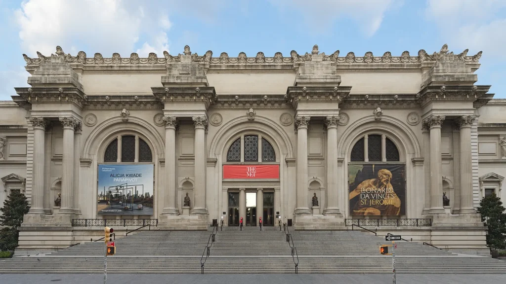 Fachada principal de The Metropolitan Museum of Art en Nueva York con escalinatas y columnas clásicas.