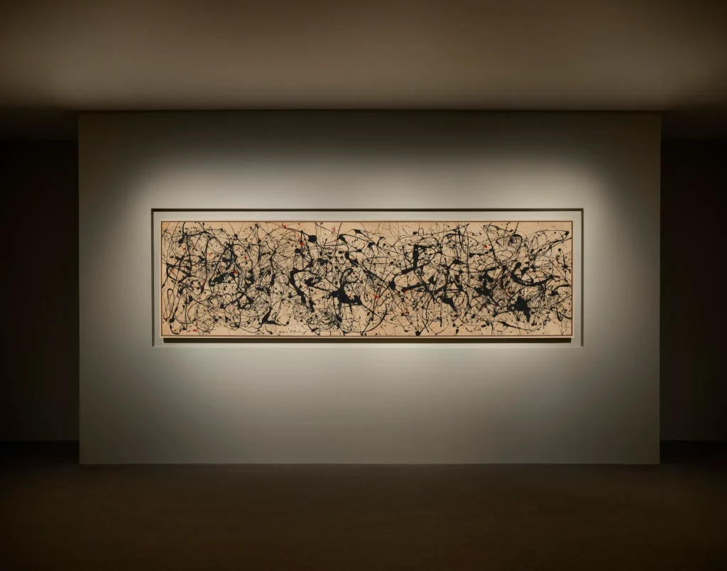 Gran pintura abstracta exhibida en una galería contemporánea con iluminación tenue y ambiente minimalista.