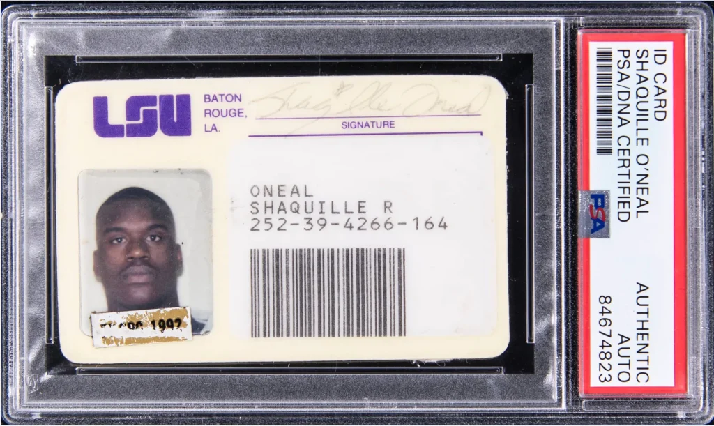 Credencial universitaria original de Shaquille O'Neal durante su etapa en LSU, autenticada y encapsulada por PSA