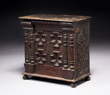 Fotografía del gabinete de madera del período Pilgrim fechado en 1677, atribuido al taller Symonds de Salem, Massachusetts, que fue vendido por US$1,636,000 en una subasta pública.