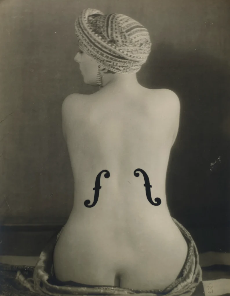 Fotografía Le Violon d'Ingres de Man Ray, realizada en 1924, que estableció el récord como la fotografía más cara vendida en una subasta pública en 2022.
