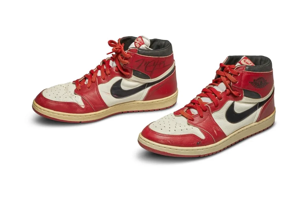 Par original de Air Jordan 1 Player Sample utilizadas y autografiadas por Michael Jordan en 1985, vendidas por un precio récord en una subasta pública en 2020.