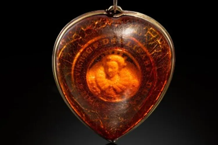 Colgante Tudor de ámbar con un retrato en miniatura de la reina Isabel I, pieza renacentista cuya valoración aumentó tras una investigación histórica.