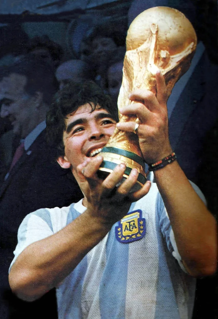 Diego Maradona sostiene y celebra con la Copa Mundial de la FIFA tras la victoria de Argentina en el Mundial de México 1986.