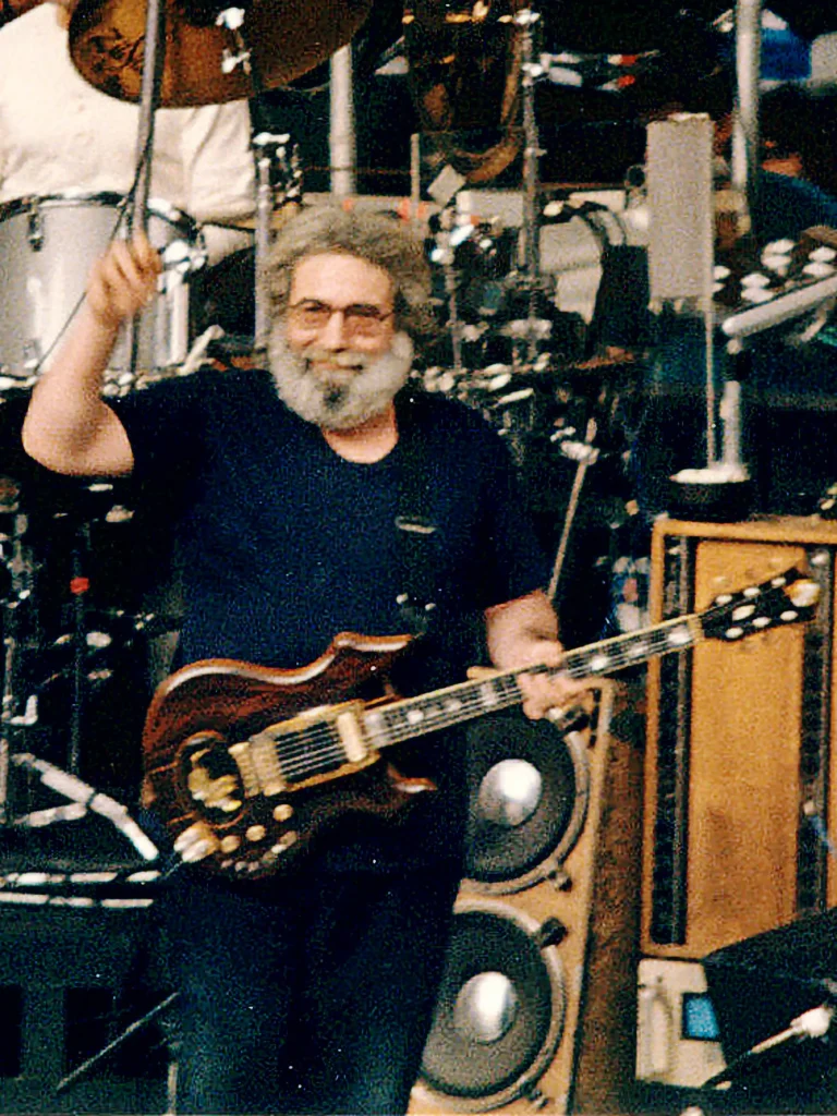 Jerry Garcia tocando la guitarra Tiger durante una presentación en vivo en Red Rocks en 1987.