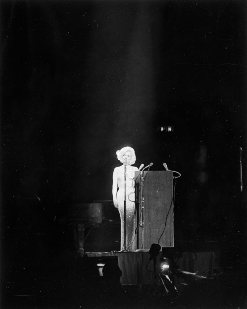 Fotografía histórica de Marilyn Monroe interpretando "Happy Birthday, Mr. President" durante el evento celebrado en el Madison Square Garden el 19 de mayo de 1962.