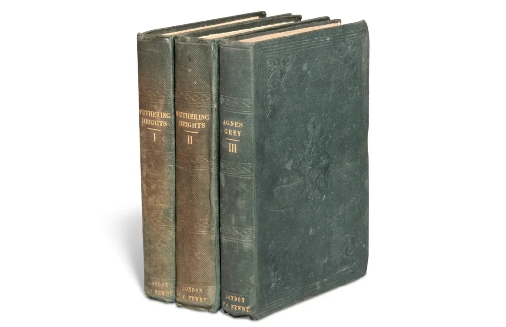 Primera edición de Wuthering Heights y Agnes Grey publicada en 1847, presentada en tres volúmenes con su encuadernación original de tela verde.