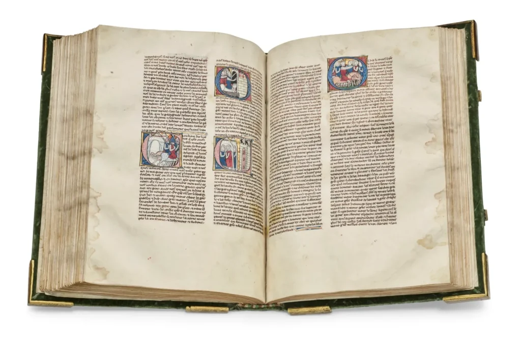 Manuscrito iluminado medieval The Clermont-Tonnerre Grail abierto, con texto en francés antiguo y miniaturas iluminadas sobre páginas de pergamino.