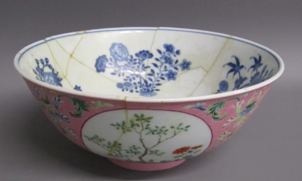 Cuenco de porcelana china con decoración floral, roto y reparado, hallado en un ático de Lincolnshire y vendido por £5,000.