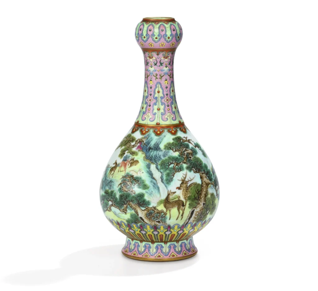Jarrón imperial chino Yangcai de época Qianlong, vendido en subasta pública por €16,182,800 en 2018.