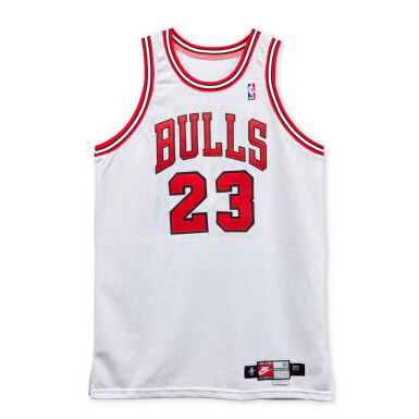 Camiseta blanca número 23 de Michael Jordan utilizada en el Game 3 de las Finales de la NBA de 1998.